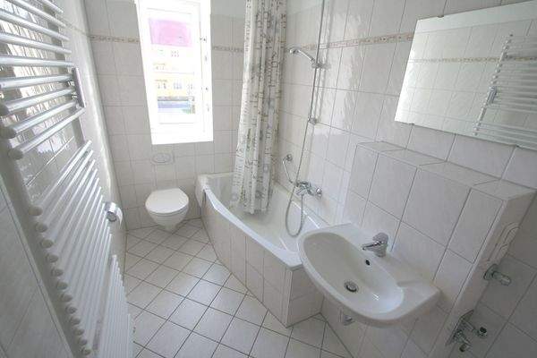 Bad mit Fenster und Badewanne