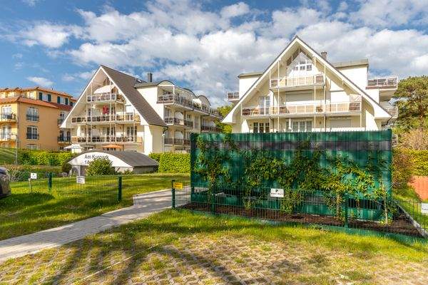 Der breite Aussenstellplatz zur Wohnung