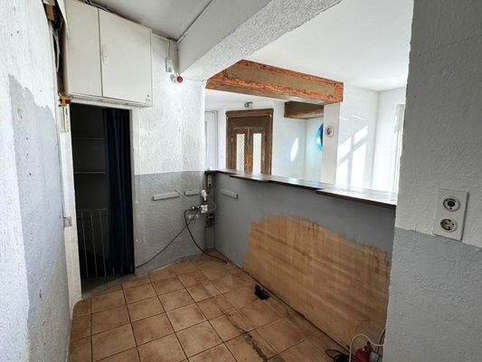 Blick hinter den Tresen mit dem Abgang zum Lagerkeller