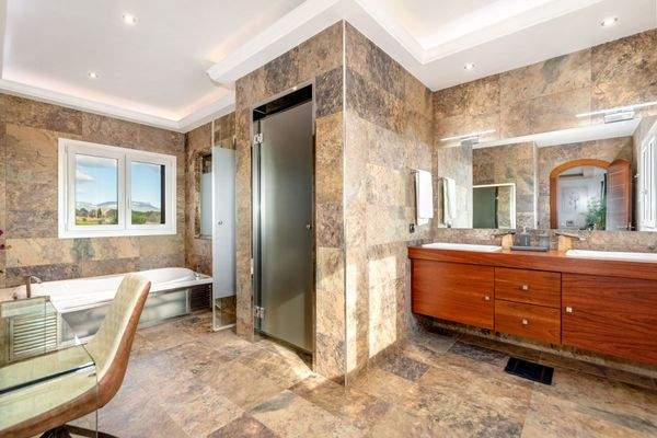 Eines von 5 Badezimmern