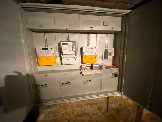 Moderner Elektro- Schaltschrank im Keller (2).jpeg