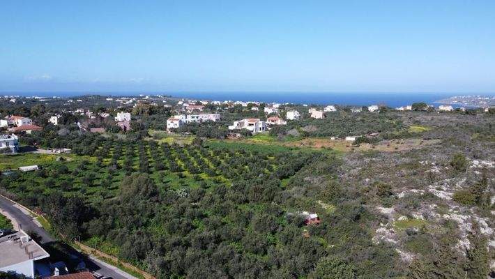 Kreta, Kampani: Ruhiges Grundstück in Akrotiri mit Bergblick zu verkaufen