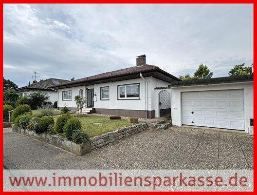 Hausansicht mit Garage