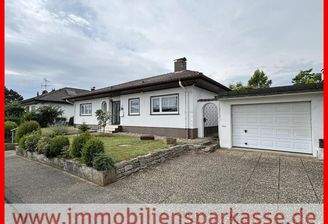 Hausansicht mit Garage