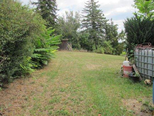 Große, ebene Fläche zum Spielen, Parken, Feiern und mehr...JPG