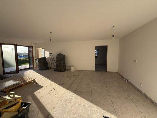 großzügiges helles Wohnzimmer