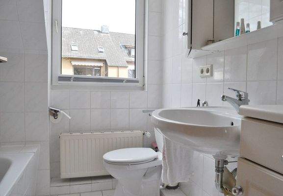 zeitloses Vollbad mit großem Fenster