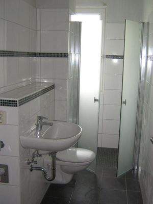 Tageslichtbad mit ebenerdiger Dusche