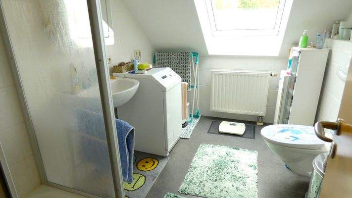 Bad mit Dusche und Fenster