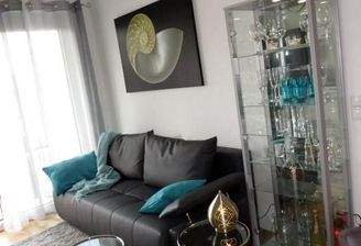 Wohnzimmer mit Balkon