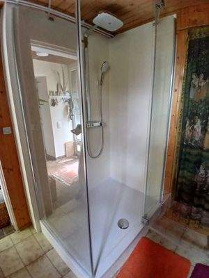 moderne Dusche in der Sauna