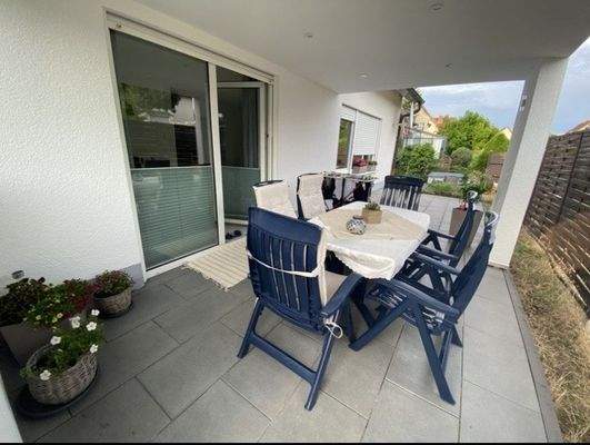 ...teilüberdachter & wettergeschützter Terrassenbereich