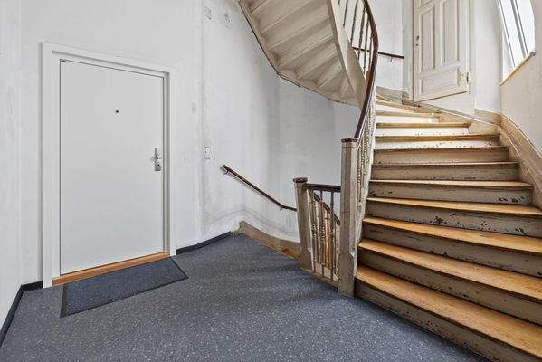 Treppenhaus, Eingang sanierte Wohnung