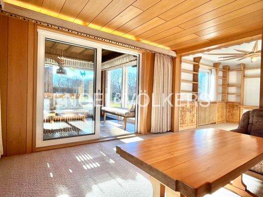 Großzügiger Wohnbereich mit Zugang zum Wintergarten