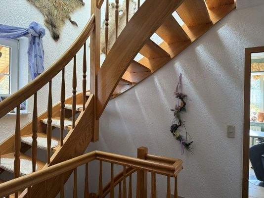 Holztreppe ins Dachgeschoss