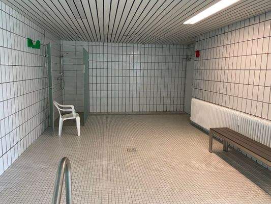 Duschbereich im Hallenbad