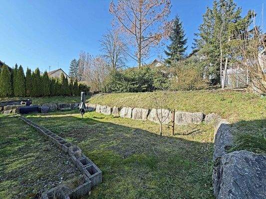 Garten: Schöner Gartenbereich mit Platz für Pflanzen, Beete und zum Spielen für die Kids 