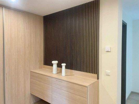 Flur Einbaumöbel Vasen.jpg