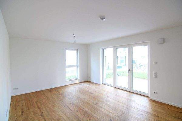 Großes Wohnzimmer mit Terrasse