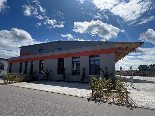 Außenansicht mit Parkplätze