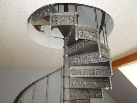 Gußeiserene Spindeltreppe vom OG ins Dachgeschoss