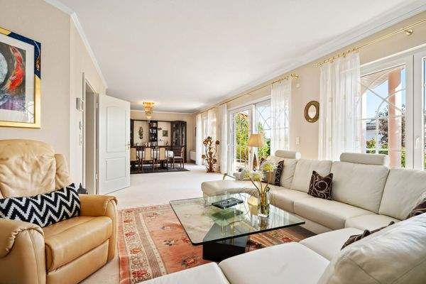 Wohnzimmer mit Kamin – gemütlicher Mittelpunkt des Hauses