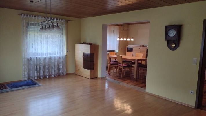 das großzügige Wohnzimmer