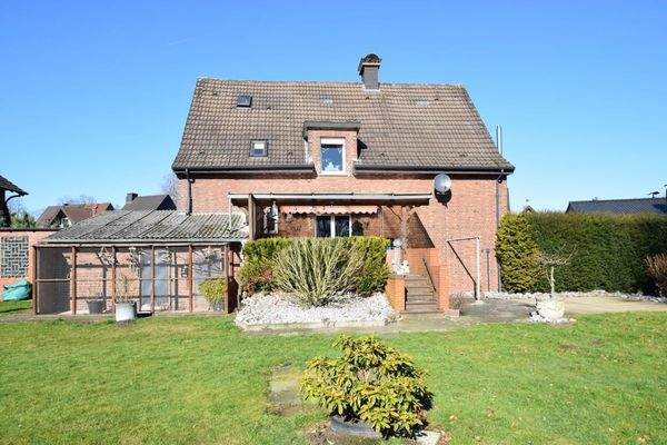 Haus mit Terrassenüberdachung