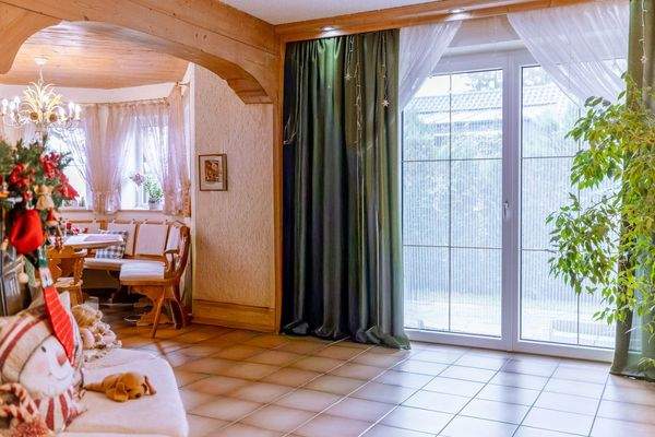 Großzügiges Wohnhaus mit Garten, Wintergarten & PV – ruhig gelegenes Raumwunder