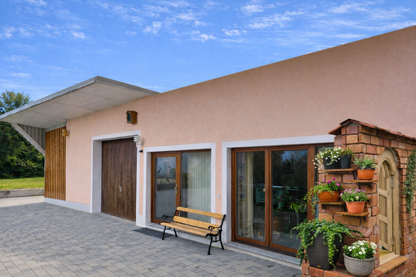 Nebengebäude mit 2 XL Garagen Lager und ehemals Bü