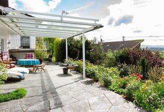 Die überdachte Sonnenterrasse