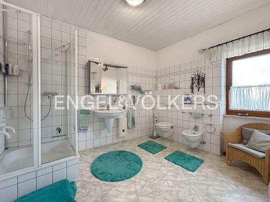 Tageslichtbad mit Dusche im OG