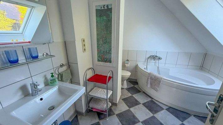 Wannenbad im Dachgeschoss der Wohneinheit