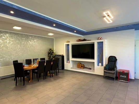 Geräumiges Wohnzimmer mit ca. 48 m².jpg