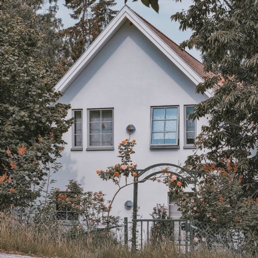 Einfamilienhaus mit Garagengebäuden in Dillingen/Saar