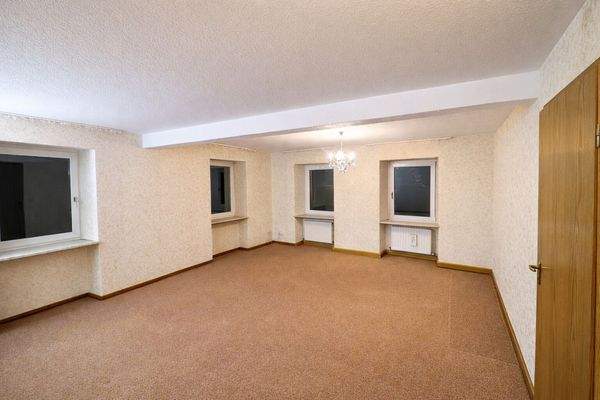 Manche Räume müssen noch renoviert werden. Böden und Anstrich