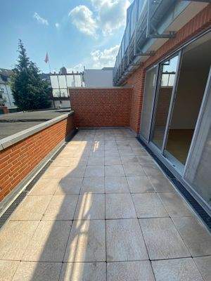 Balkon mit Wasser-Stromanschluss