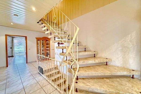 Flur mit Aufgang zum ausbaufähigen DG