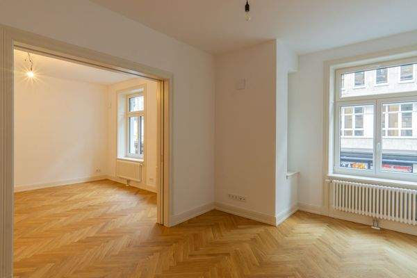 Wohn- und Essbereich mit einer Schiebetür 