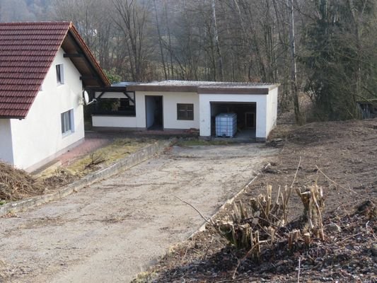 Nebengebäude am Waldrand