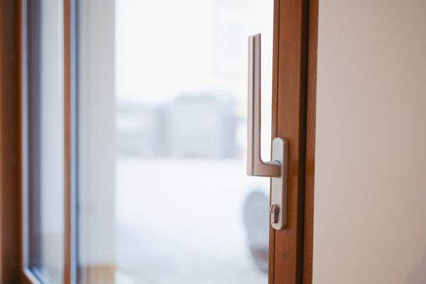 3-fach verglaste Holzfenster mit  präzise ausgewählten Griffen