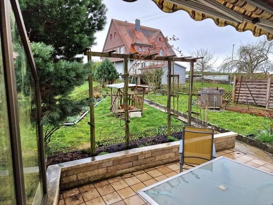 Blick von Terrasse in Garten.jpg