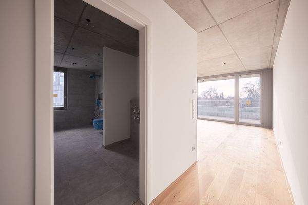 Flur mit Blick zum Duschbad _ zur Wohnküche - HERDERGÄRTEN 2.4.2