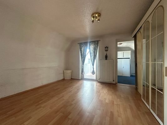 Schlafzimmer mit Zugsng zum Balkon und Ankleidezimmer