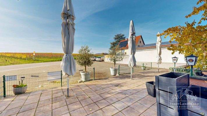 Terrasse mit Parkplatz