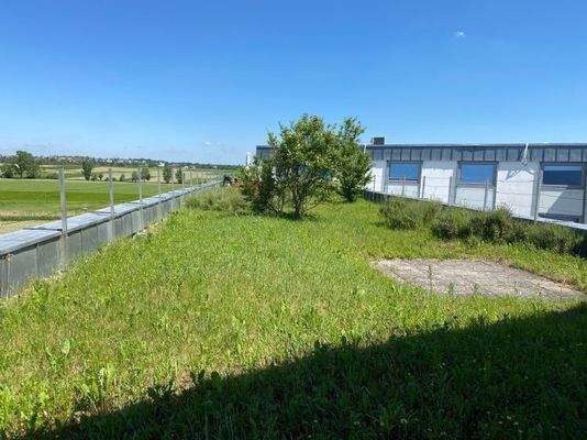 ... mit eigener Terrasse und Grünfläche.