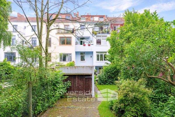 Rückansicht - Haus, Garage und Garten