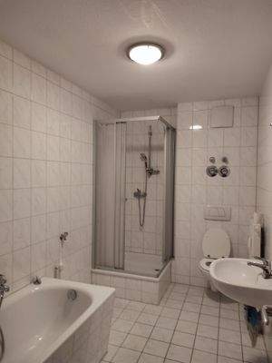 Bad mit Wanne und Dusche