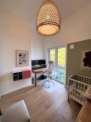 Kinderzimmer mit bodentiefen Fenster