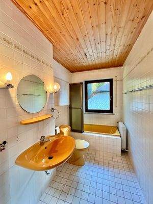 Kinderbad mit Badewanne